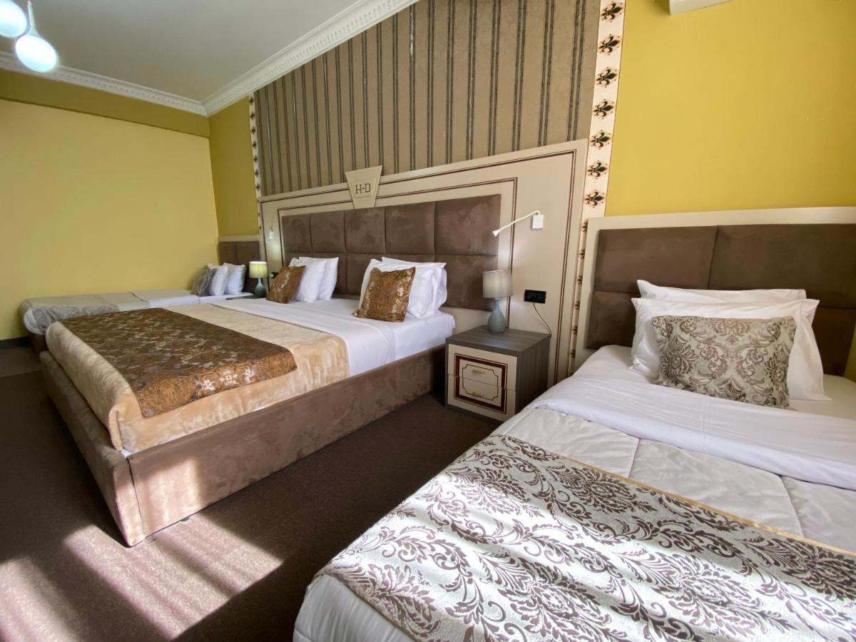 Hotel Deluxe